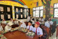 Siswa SDN Bluto 1 program makan bergizi gratis. (Foto:Holis)