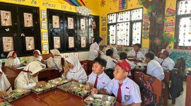 Siswa SDN Bluto 1 program makan bergizi gratis. (Foto:Holis)