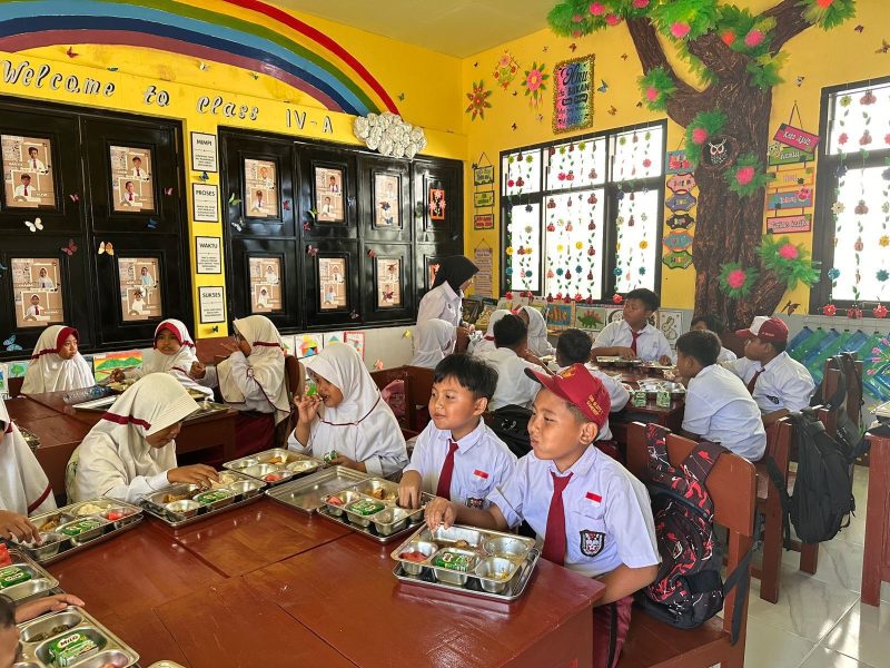 Siswa SDN Bluto 1 program makan bergizi gratis. (Foto:Holis)