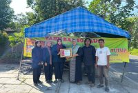 Mahasiswa KKN UIN Madura, bersama salah satu pemilik UMKM Desa Bunder.