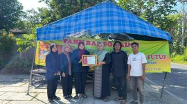Mahasiswa KKN UIN Madura, bersama salah satu pemilik UMKM Desa Bunder.