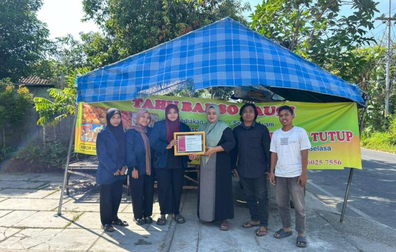 Mahasiswa KKN UIN Madura, bersama salah satu pemilik UMKM Desa Bunder.