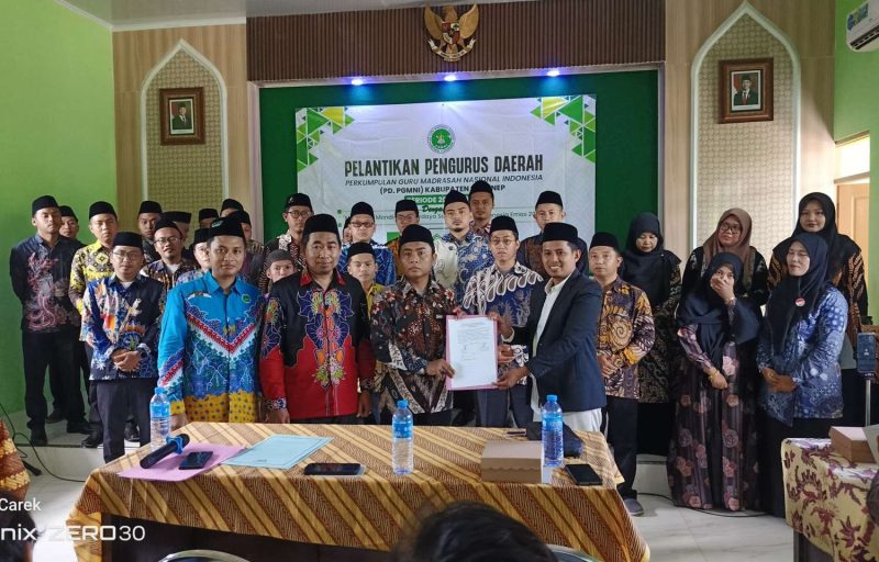 PGMNI Jatim melantik ratusan guru di Sumenep.