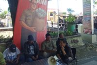 Massa aksi saat melakukan aksi unjuk rasa di depan Mapolres Sumenep.