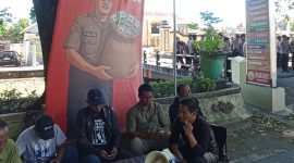 Massa aksi saat melakukan aksi unjuk rasa di depan Mapolres Sumenep.