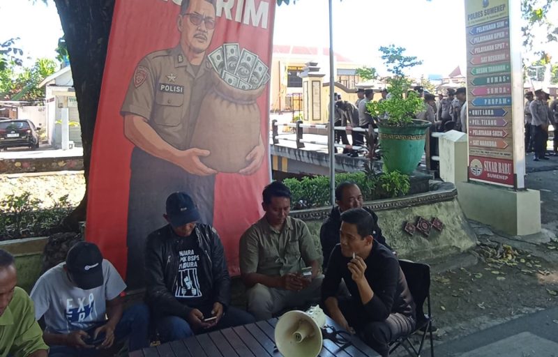 Massa aksi saat melakukan aksi unjuk rasa di depan Mapolres Sumenep.