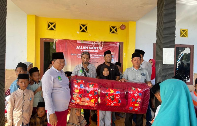 Momen salah satu warga yang mendapatkan doorprize dari panitia JJS.