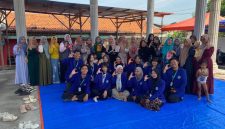 Mahasiswa KKN Universitas Negeri Malang, bersama PKK dan ibu-ibu di desa Genengwaru, Pasuruan.