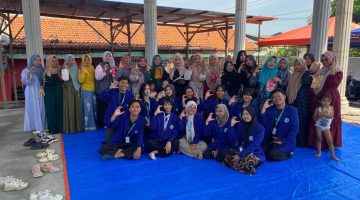 Mahasiswa KKN Universitas Negeri Malang, bersama PKK dan ibu-ibu di desa Genengwaru, Pasuruan.