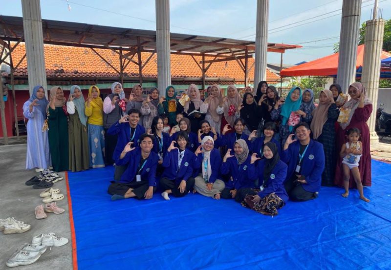 Mahasiswa KKN Universitas Negeri Malang, bersama PKK dan ibu-ibu di desa Genengwaru, Pasuruan.