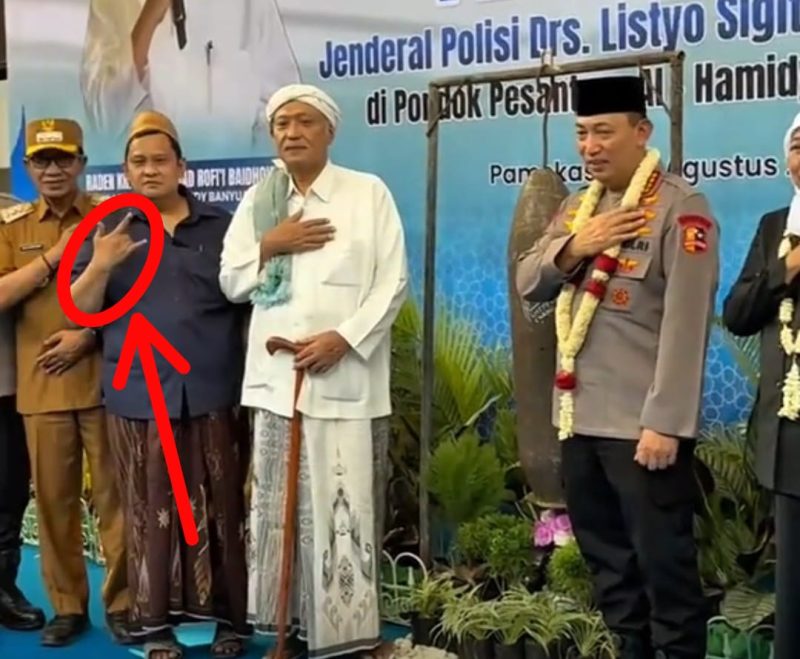 Pose metal, yang dilakukan oleh Sultan Madura, mendadak viral.