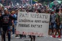 Ribuan masyarakat gelar demo menuntut Bupati Pati dilengserkan. 