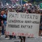 Ribuan masyarakat gelar demo menuntut Bupati Pati dilengserkan. 