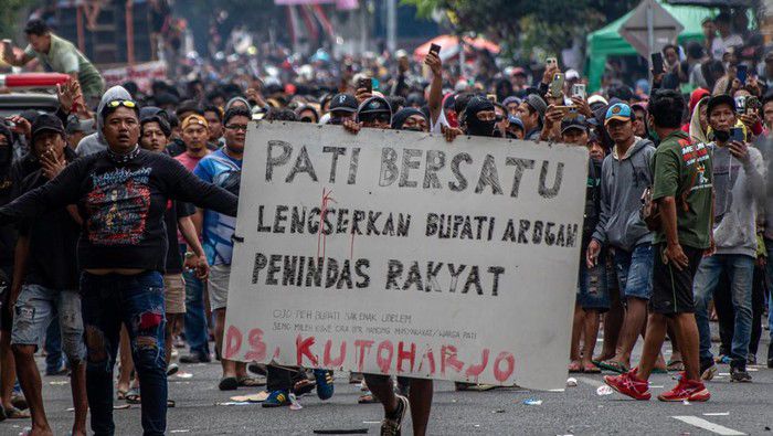 Ribuan masyarakat gelar demo menuntut Bupati Pati dilengserkan. 