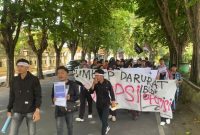 Massa aksi Dear Jatim saat demo di depan Mapolres Sumenep.