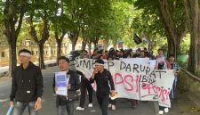 Massa aksi Dear Jatim saat demo di depan Mapolres Sumenep.