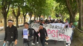 Massa aksi Dear Jatim saat demo di depan Mapolres Sumenep.
