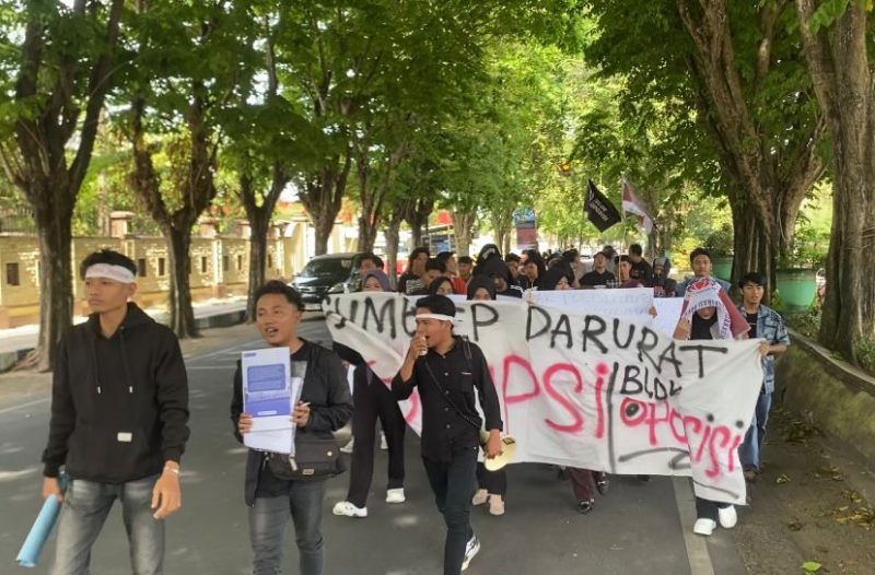 Massa aksi Dear Jatim saat demo di depan Mapolres Sumenep.