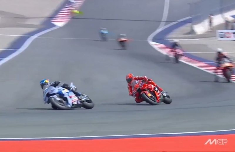 Tangakapan layar Alex Marquez dan Marc Marquez saat balapan di MotoGP Austria. 