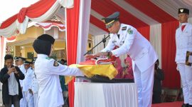 Momen penyerahan sang saka merah putih.