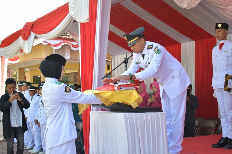 Momen penyerahan sang saka merah putih.