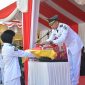 Momen penyerahan sang saka merah putih.