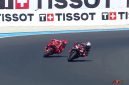 Tangakapan layar Marc Marquez duet Marco Bezzechi di MotoGp Hungaria 2025