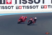 Tangakapan layar Marc Marquez duet Marco Bezzechi di MotoGp Hungaria 2025