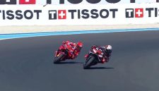 Tangakapan layar Marc Marquez duet Marco Bezzechi di MotoGp Hungaria 2025