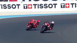Tangakapan layar Marc Marquez duet Marco Bezzechi di MotoGp Hungaria 2025