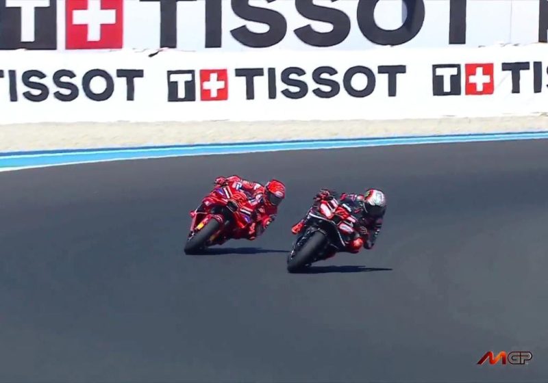 Tangakapan layar Marc Marquez duet Marco Bezzechi di MotoGp Hungaria 2025