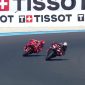 Tangakapan layar Marc Marquez duet Marco Bezzechi di MotoGp Hungaria 2025