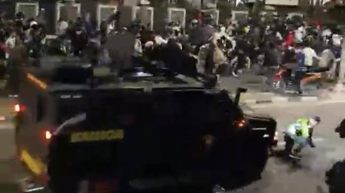 Tragedi ojek online dilindas kendaraan Brimob.
