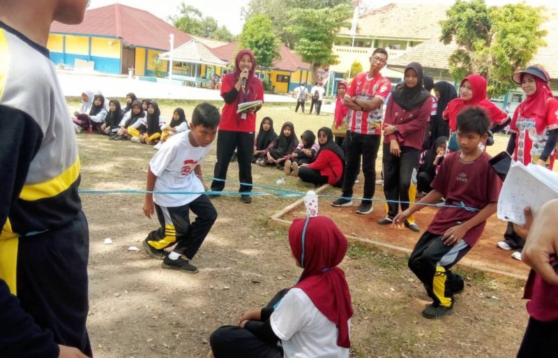 Keseruan lomba di SMPN 3 Kamal.