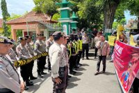 Massa Aksi Forkot saat melakukan aksi demonstrasi di depan kantor DPRKP Pamekasan.
