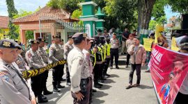 Massa Aksi Forkot saat melakukan aksi demonstrasi di depan kantor DPRKP Pamekasan.