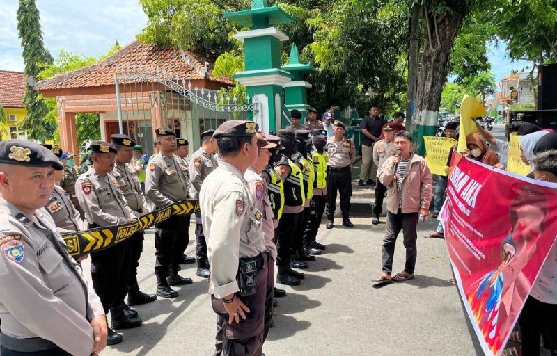 Massa Aksi Forkot saat melakukan aksi demonstrasi di depan kantor DPRKP Pamekasan.