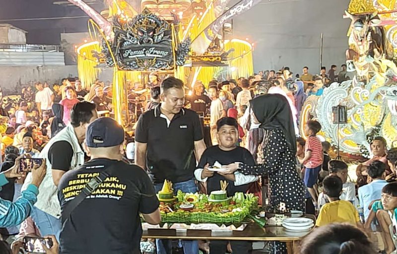 Jabir di dampingi kedua orang tua saat merayakan hari ulang tahun ke-8.