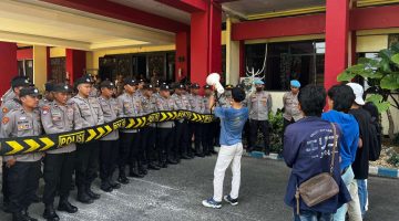 Aksi demonstrasi Jastra di depan kantor Bupati Sumenep. (Doc. Timesin/Fairus).
