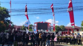 Massa aksi APMS saat melakukan demonstrasi di depan kantor PT Sumekar.