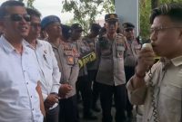 Agus Rusdianto Kasatreskrim Polres Sumenep saat menemui massa aksi Dear Jatim. (Foto:Far) 