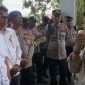 Agus Rusdianto Kasatreskrim Polres Sumenep saat menemui massa aksi Dear Jatim. (Foto:Far) 