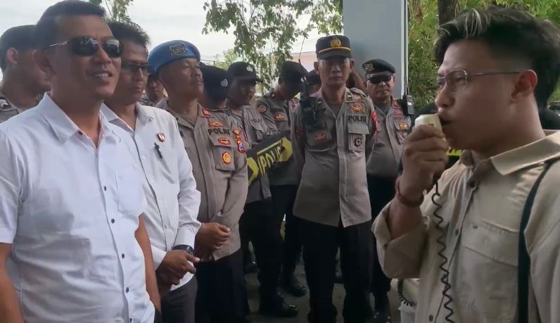Agus Rusdianto Kasatreskrim Polres Sumenep saat menemui massa aksi Dear Jatim. (Foto:Far) 