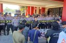 Koordinator aksi, Dedy, saat melakukan demonstrasi di depan kantor Pemkab Sumenep. (Doc. Timesin/Fairus).