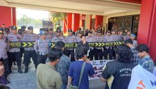 Koordinator aksi, Dedy, saat melakukan demonstrasi di depan kantor Pemkab Sumenep. (Doc. Timesin/Fairus).