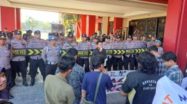 Koordinator aksi, Dedy, saat melakukan demonstrasi di depan kantor Pemkab Sumenep. (Doc. Timesin/Fairus).