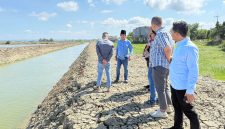 Sejumlah anggota Komisi III DPRD Sumenep, saat melakukan sidak ke lokasi pengerjaan proyek penanganan banjir.