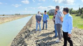 Sejumlah anggota Komisi III DPRD Sumenep, saat melakukan sidak ke lokasi pengerjaan proyek penanganan banjir.