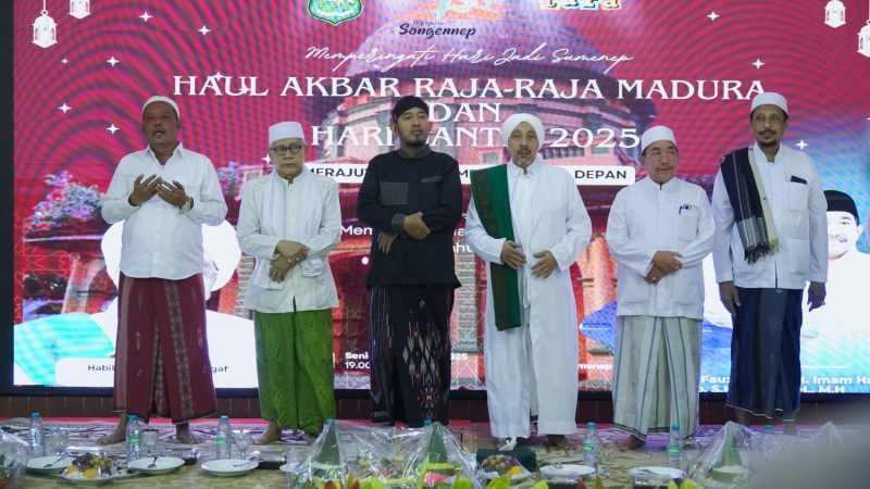 Momen Bupati Sumenep bersama ulama se-Madura pada perayaan haul raja-raja sumenep dan hari santri 2025 di Pendopo Keraton Sumenep.