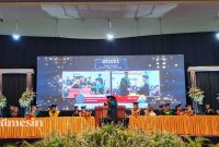 Sebanya 984 wisudawan Universitas Wiraraja mengikuti proses wisuda di Gedung Adi Poday.